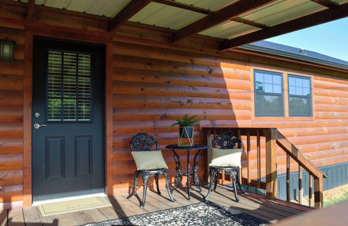 Texarkana Cabin | Welcome to Cabin by the Meadow-your perfect retreat on the outskirts of town!
