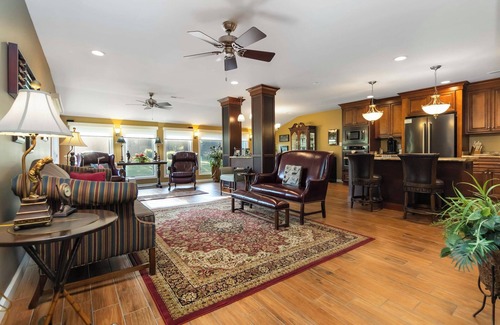 Bronston Condo | Welcome to Double Eagle on Seven- Lake Cumberland's Elegant Golf Side Retreat
