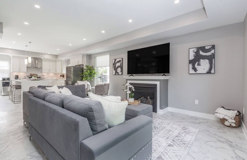 Innisfil House | Welcome to Lake House by Lis, where stunning lake views and serene sunsets await