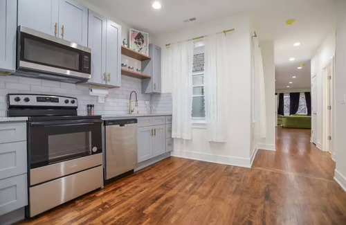 Little Village Apartment | Welcome to Lux! 2BR in Chicago!