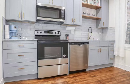 Little Village Apartment | Welcome to Lux! 2BR in Chicago!
