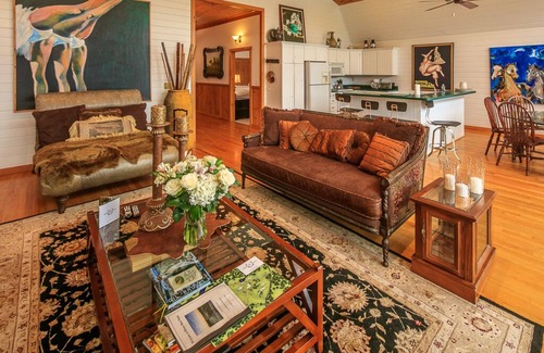 Hendersonville House | Welcome to The Horse Shoe Farm.