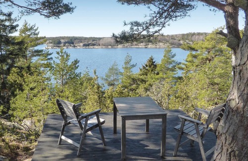 Stromstad House | Welcome to this lovely cottage 6 km from Strömstad, and only 150 m from the sea.