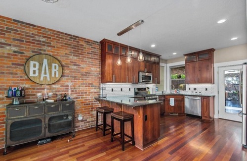 South Gateway House | Welcome to your new favorite spot! W/hot tub!