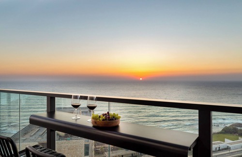 Netanya Apartment | Welcoming 4-bedroom apartment in Netanya facing the beach