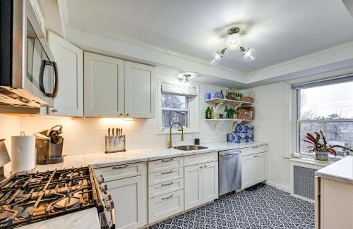 Glen Cove House | Welcoming Glen Cove Home about 1 Mi to Public Beach!