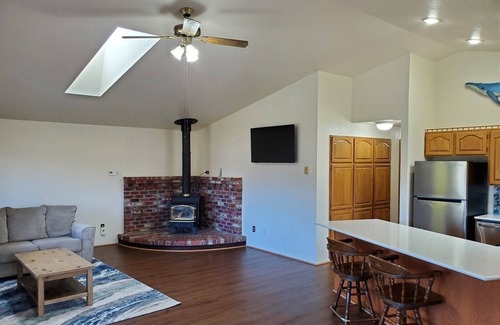 Oyehut-Hogans Corner House | Welcoming Totem Tides 2-bedroom house Ocean Shores easy access to beach & town