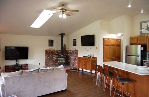 Oyehut-Hogans Corner House | Welcoming Totem Tides 2-bedroom house Ocean Shores easy access to beach & town