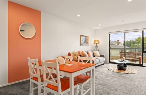 Mount Albert House | Well-styled Vibrant 2 Bed Home