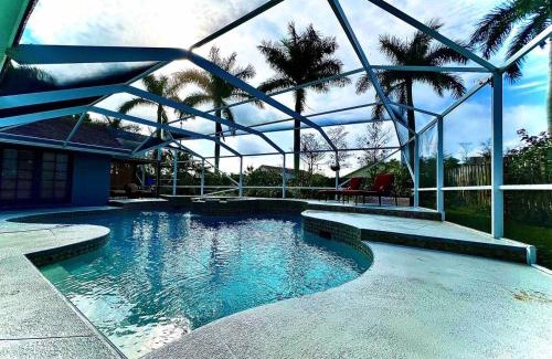 Greenview Shores House | Wellington Pool House With Spa and Putting Green