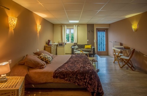 Villeneuve-de-Riviere House | Wellness center and its king size bedroom overlooking the Pyrenees