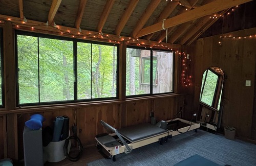 Williamsville Cabin | Wellness Getaway with a Personal Sauna, and Private River Beach!