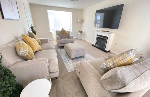 Milton Keynes House | Westergate - 4 Bed Luxury Home with free parking
