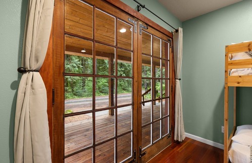 Zigzag House | Whispering Pines: Hot Tub Retreat w Sports Court