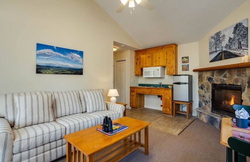 Lyndhurst Cabin | White Rock Cabin-1BR, ADA, kitchenette, fireplace