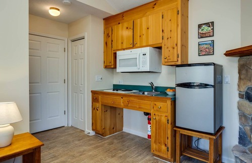 Lyndhurst Cabin | White Rock Cabin-1BR, ADA, kitchenette, fireplace