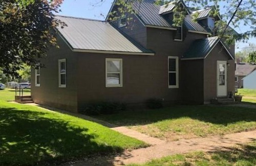 Sac City House | Whole home, sleeps 7, pets ok, Wi-Fi, Full Kitchen