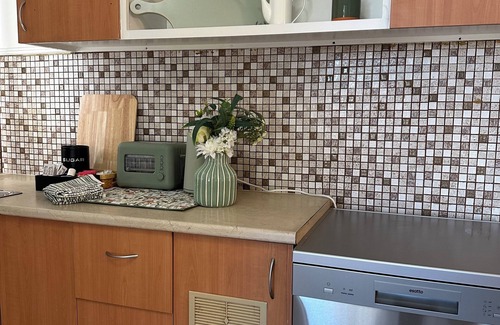 Norlane House | Whole House- 2mins to Spirit of Tasmania- 2 mins Northshore beach- Shore Getaway