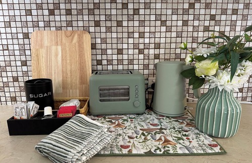 Norlane House | Whole House- 2mins to Spirit of Tasmania- 2 mins Northshore beach- Shore Getaway