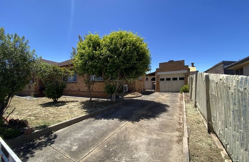 Stawell House | Whole House Rental with 4QB & 2SB - Close to Grampians National Park/Halls Gap