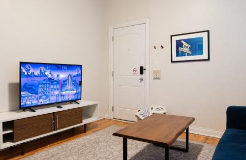 Ukrainian Village Apartment | Wicker Park 2BR Modern Apartment DV3