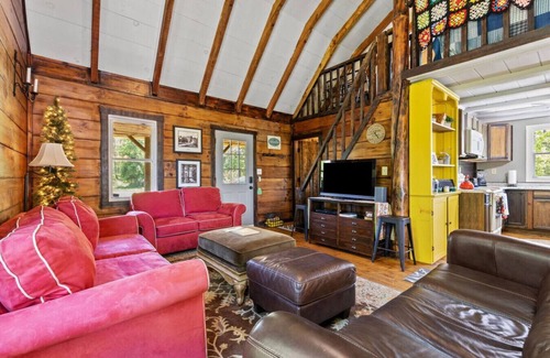 Campton Apartment | WiFi - Pet Friendly - Secluded | Knotty By Nature