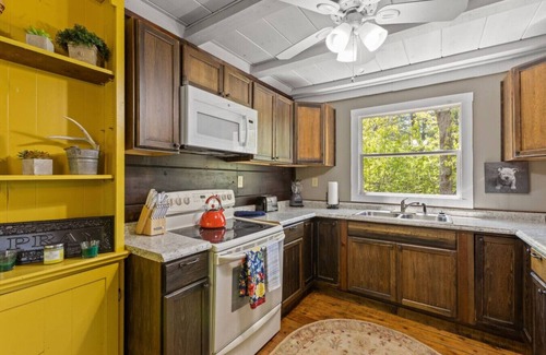 Campton Apartment | WiFi - Pet Friendly - Secluded | Knotty By Nature