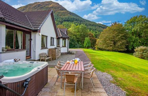 West Laroch House | Wildwood Cottage with Hot Tub