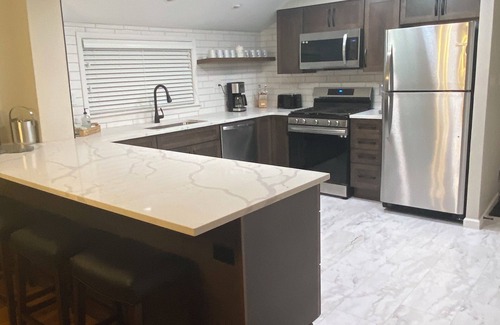 Williamsville House | Williamsville Village Farm House Convenient location for visting Niagara Falls