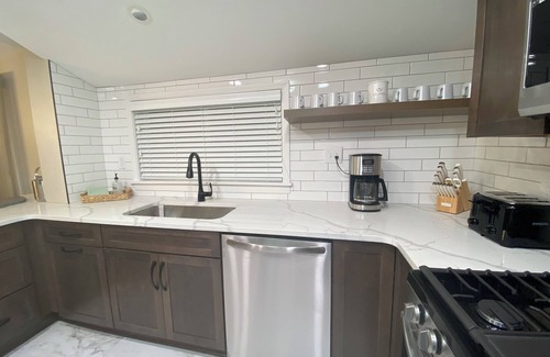 Williamsville House | Williamsville Village Farm House Convenient location for visting Niagara Falls