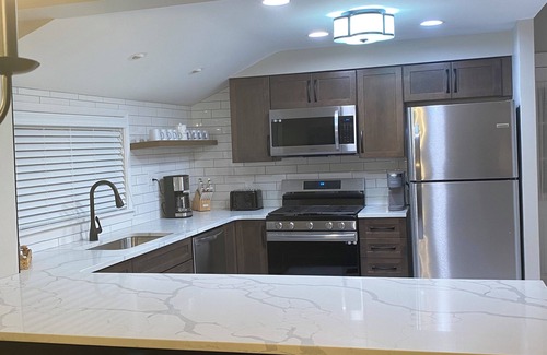 Williamsville House | Williamsville Village Farm House Convenient location for visting Niagara Falls