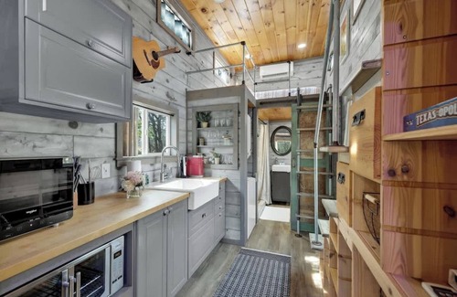 Fredericksburg Cottage | Willie the Modern Tiny Home w/Hot-tub & FireTable