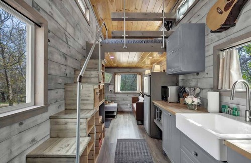 Fredericksburg Cottage | Willie the Modern Tiny Home w/Hot-tub & FireTable