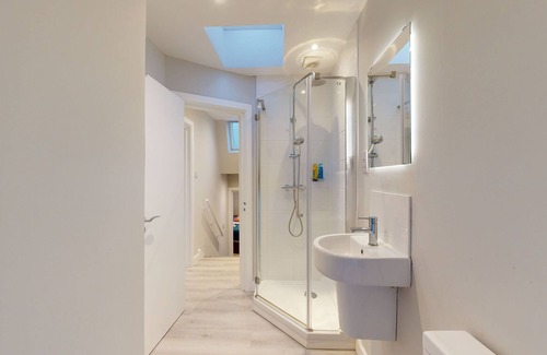 Southfields Apartment | Wimbledon Loft Apartment with roof terrace