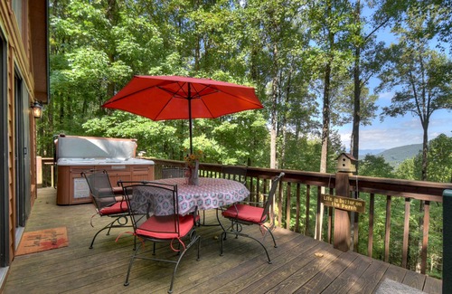 Walnut Mountain Cabin | Wind Rush- Pet-friendly retreat featuring breathtaking mountain views, hot tub, WiFi, paved roads, and convenient proximity to downtown Ellija