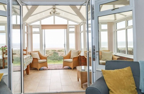 Anderby Creek Cottage | WINDYRIDGE, family friendly, with a garden in Chapel St Leonards