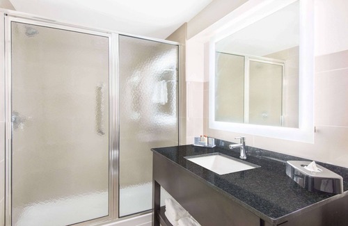 Downtown Niagara Falls Hotel | Wingate By Wyndham Niagara Falls