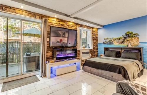 Georgetown Apartment | Winter Getaway in Brooklyn Private Room, Bath, Kitchen & Backyard