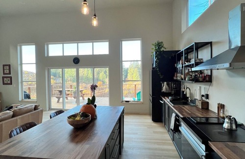 White Salmon House | Winter Getaway in Husum, WA