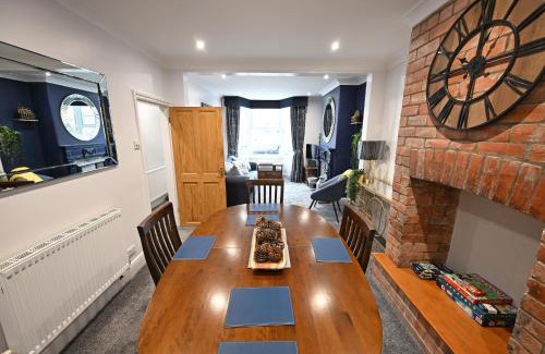City Centre House | Wisteria Cottage Town Centre FREE PARKING