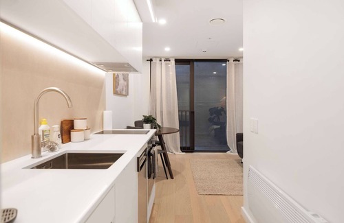 Te Aro Apartment | WLG CBD 1BR - Luxe Hyde Lane Stay with Amenities