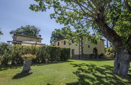Terranuova Bracciolini Villa | Wonderful private villa with A/C, hot tub, WIFI, private pool, TV, pets allowed and panoramic view