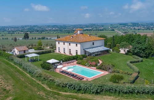 Le Piazze Villa | Wonderful private villa with sauna, private pool, WIFI, A/C, hot tub, TV, patio, close to Cortona