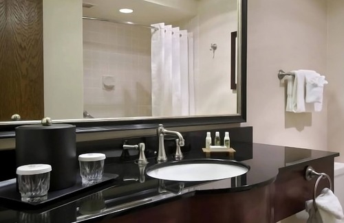 Elko Hotel | Wonderful Stay! 2 Sleek Units, Outdoor Pool, FREE Parking, Pets Allowed!