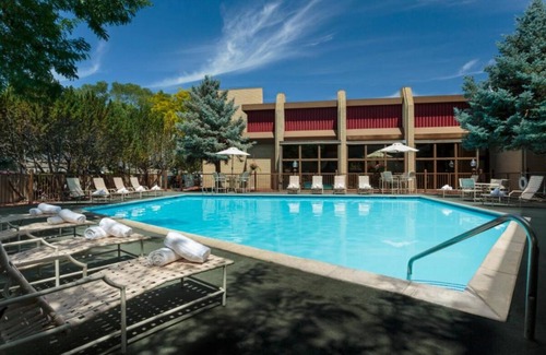 Elko Hotel | Wonderful Stay! 2 Sleek Units, Outdoor Pool, FREE Parking, Pets Allowed!