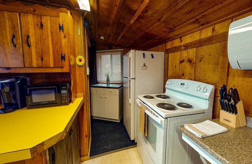 Weeks Mills House | Wonderful waterfront escape with high-speed WiFi, deck, kitchenette & more