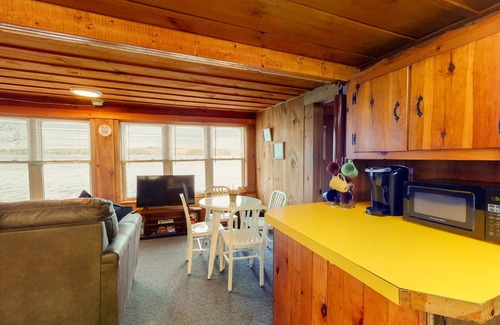 Weeks Mills House | Wonderful waterfront escape with high-speed WiFi, deck, kitchenette & more