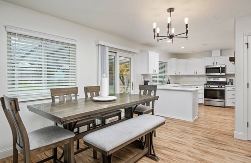 Troutdale House | Wonderfully Updated, Pet Friendly, Open Layout, Pool Table, BBQ, Next to Edgefield Golf and Concerts