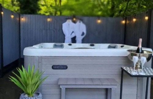 Nuthall House | Woodland romantic hideaway - but only 15 mins to city centre!n