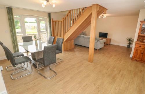 Miskin House | Woodpecker Barn